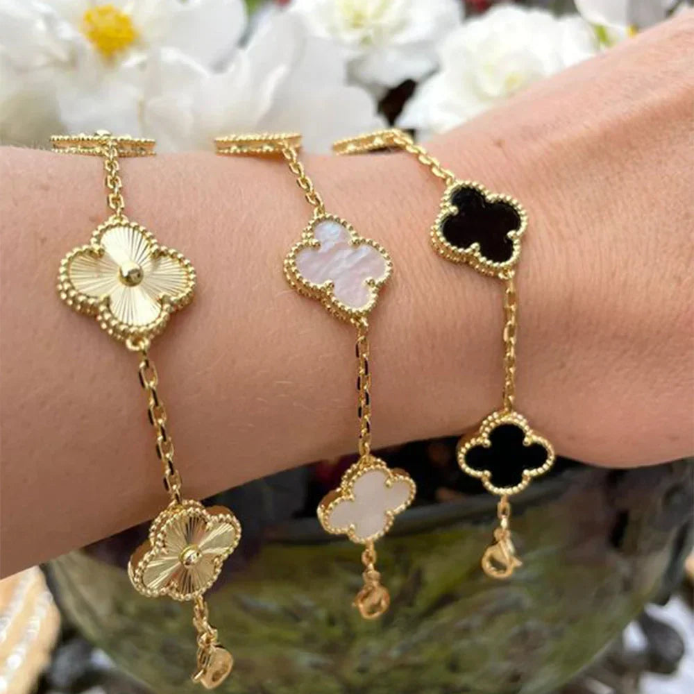 Nature's Charm | Clover Bracelet with Adjustable Chain | Elegant Accessory for Timeless Style
