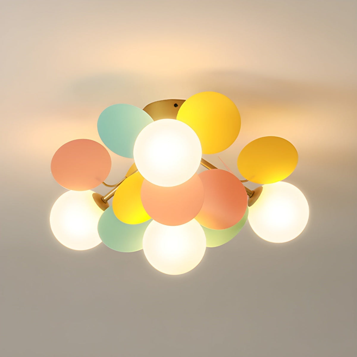 Lámpara de techo de montaje empotrado con múltiples globos y pantallas esféricas en tonos pastel: lámpara LED colorida y moderna para habitaciones infantiles, salas de juegos y espacios contemporáneos
