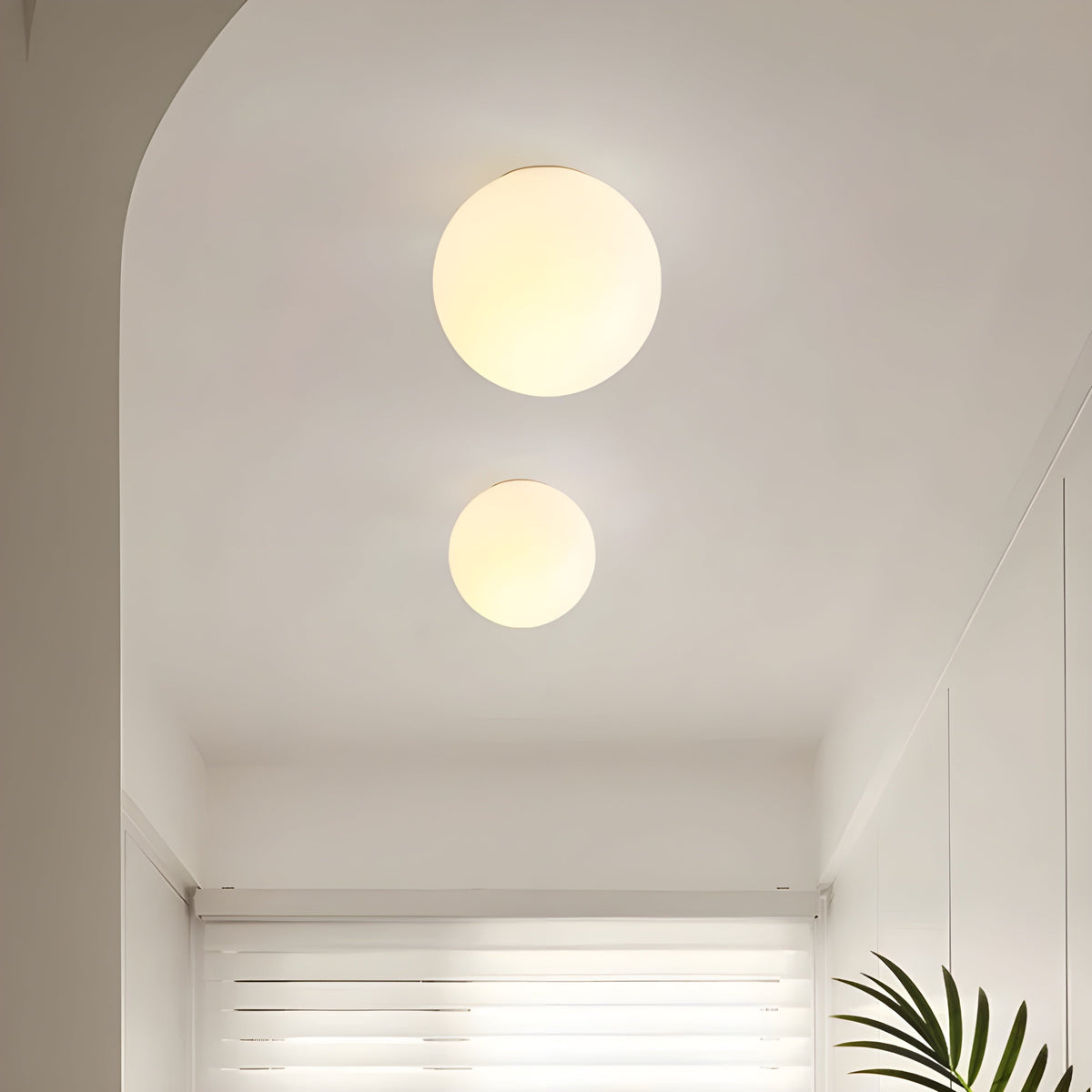 Aplique esférico con pantalla de acabado mate para habitaciones medianas – Casquillo E27 – Diseño minimalista moderno para dormitorios, recibidores y salas de estar