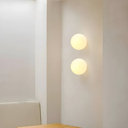 Aplique esférico con pantalla de acabado mate para habitaciones medianas – Casquillo E27 – Diseño minimalista moderno para dormitorios, recibidores y salas de estar