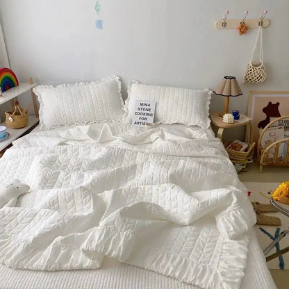 Ortekor Bedding Set | Lightweight Summer Quilt with Ruffled Edges | Versatile Comfort for All Seasons