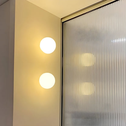Aplique esférico con pantalla de acabado mate para habitaciones medianas – Casquillo E27 – Diseño minimalista moderno para dormitorios, recibidores y salas de estar