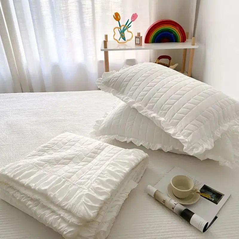 Ortekor Bedding Set | Lightweight Summer Quilt with Ruffled Edges | Versatile Comfort for All Seasons