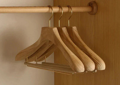 Perchas de madera de cedro | Juego de 2 perchas de hombro ancho para organizar ropa | Diseño duradero para americanas y suéteres