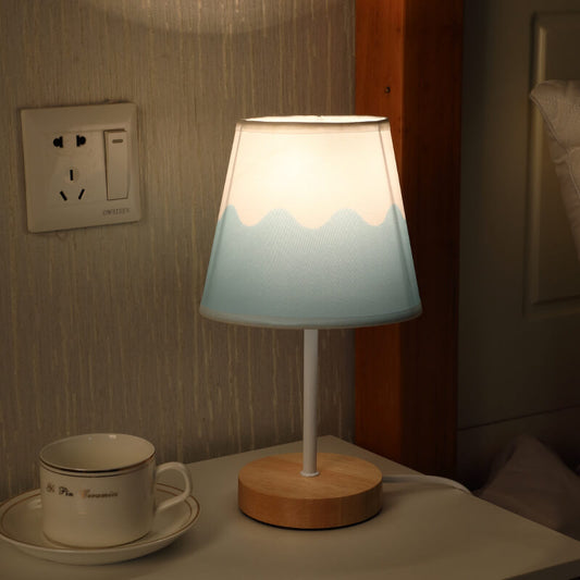 Lámpara de mesa LED con detalle de madera y pantalla de tela: alimentada por USB para dormitorio, mesita de noche y sala de estar