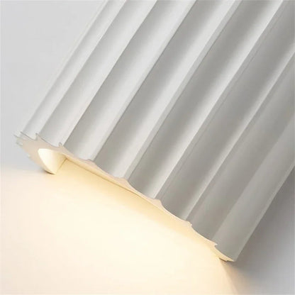 Nordic Modern | Aplique de pared con diseño escultórico y luz ambiental | Lámpara de pared de resina contemporánea para una decoración del hogar elegante
