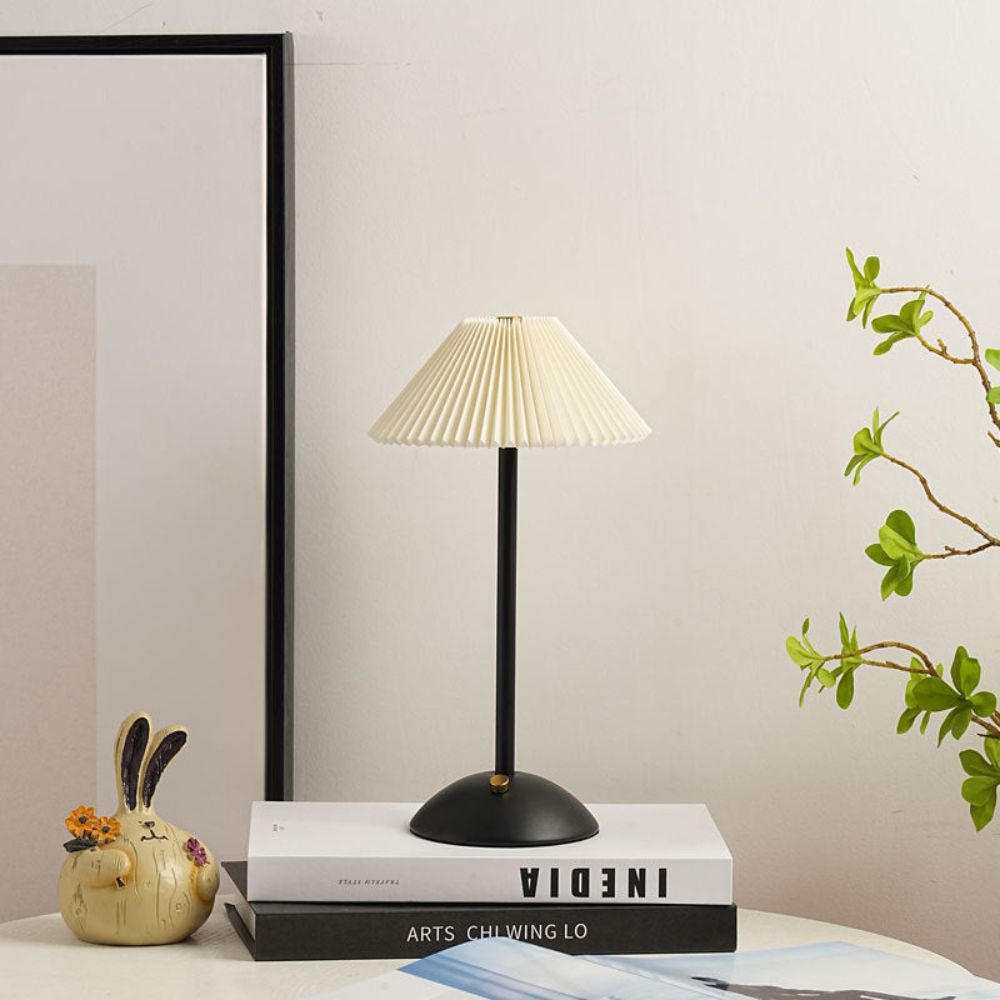 Lámpara de escritorio de estilo escandinavo con pantalla de tela plisada y puerto USB | Iluminación acogedora para interiores modernos