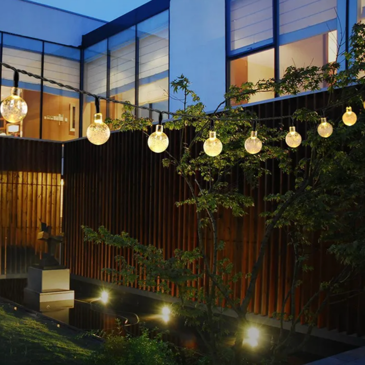 Guirnalda de luces solares de 30 pies con sensor automático de anochecer, luces LED impermeables para decoración de jardín, patio, senderos, paisajismo e iluminación exterior