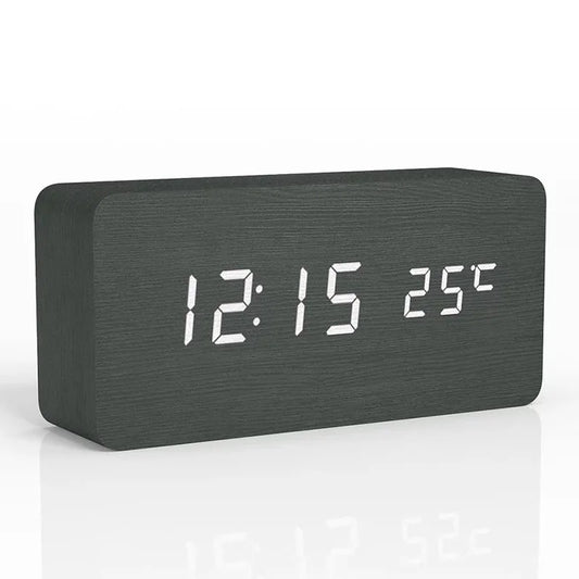 Despertador digital con diseño de madera y pantalla LED – Diseño silencioso sin tictac para dormitorio, mesita de noche y escritorio – Reloj con alimentación por batería o USB