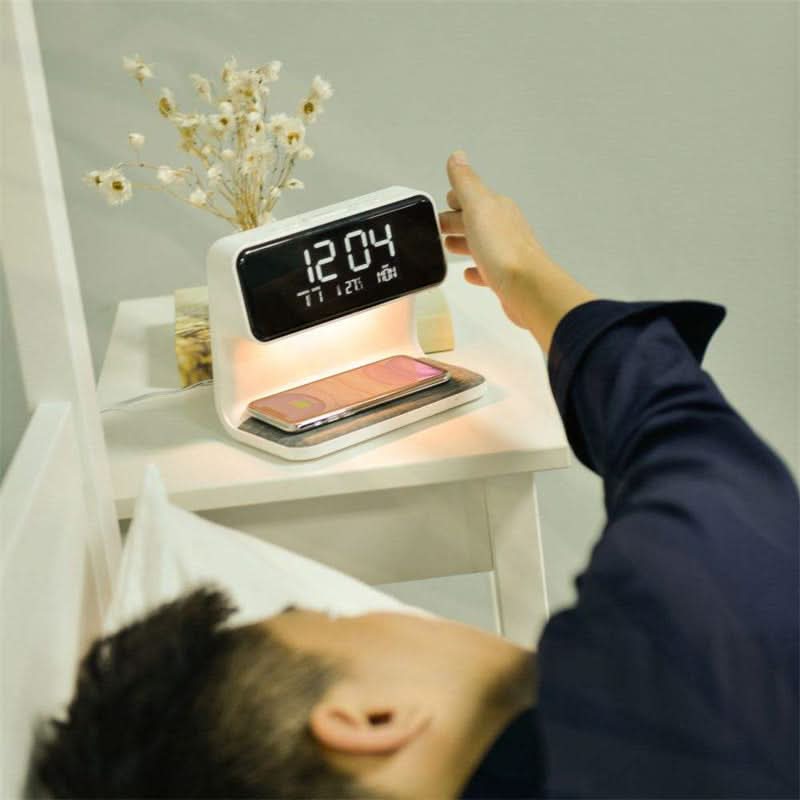 Reloj despertador digital con base de carga inalámbrica – Diseño moderno