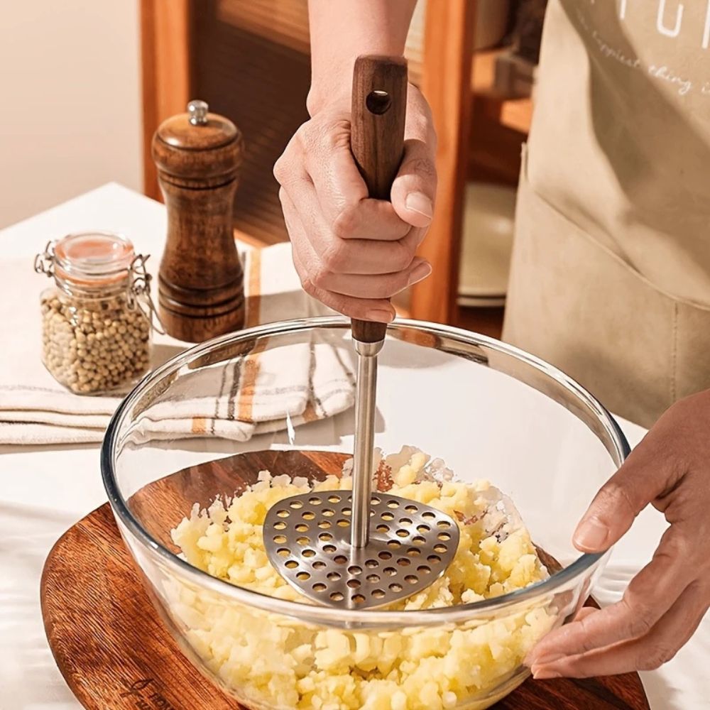 Manual Vegetable Masher with Wood Grip – Heavy-Duty Steel Press for Potatoes, Pumpkin, Avocado & Soft Produce – Ergonomic Kitchen Utensil