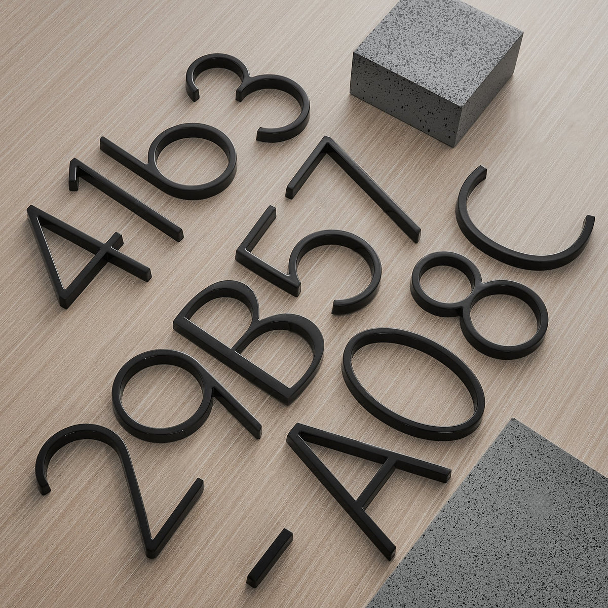 Placa de número de casa Trilo - Aleación de zinc, diseño flotante moderno