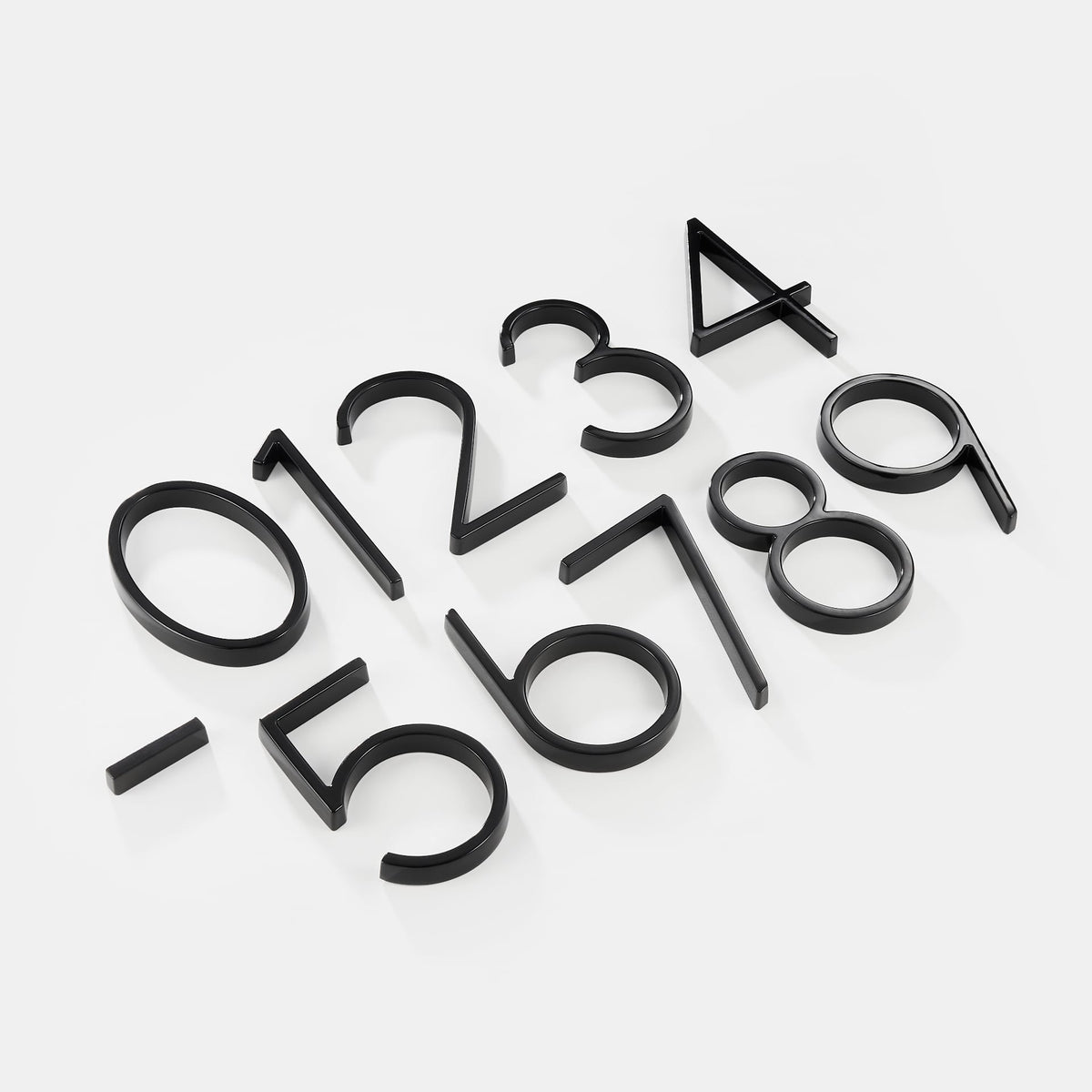 Placa de número de casa Trilo - Aleación de zinc, diseño flotante moderno