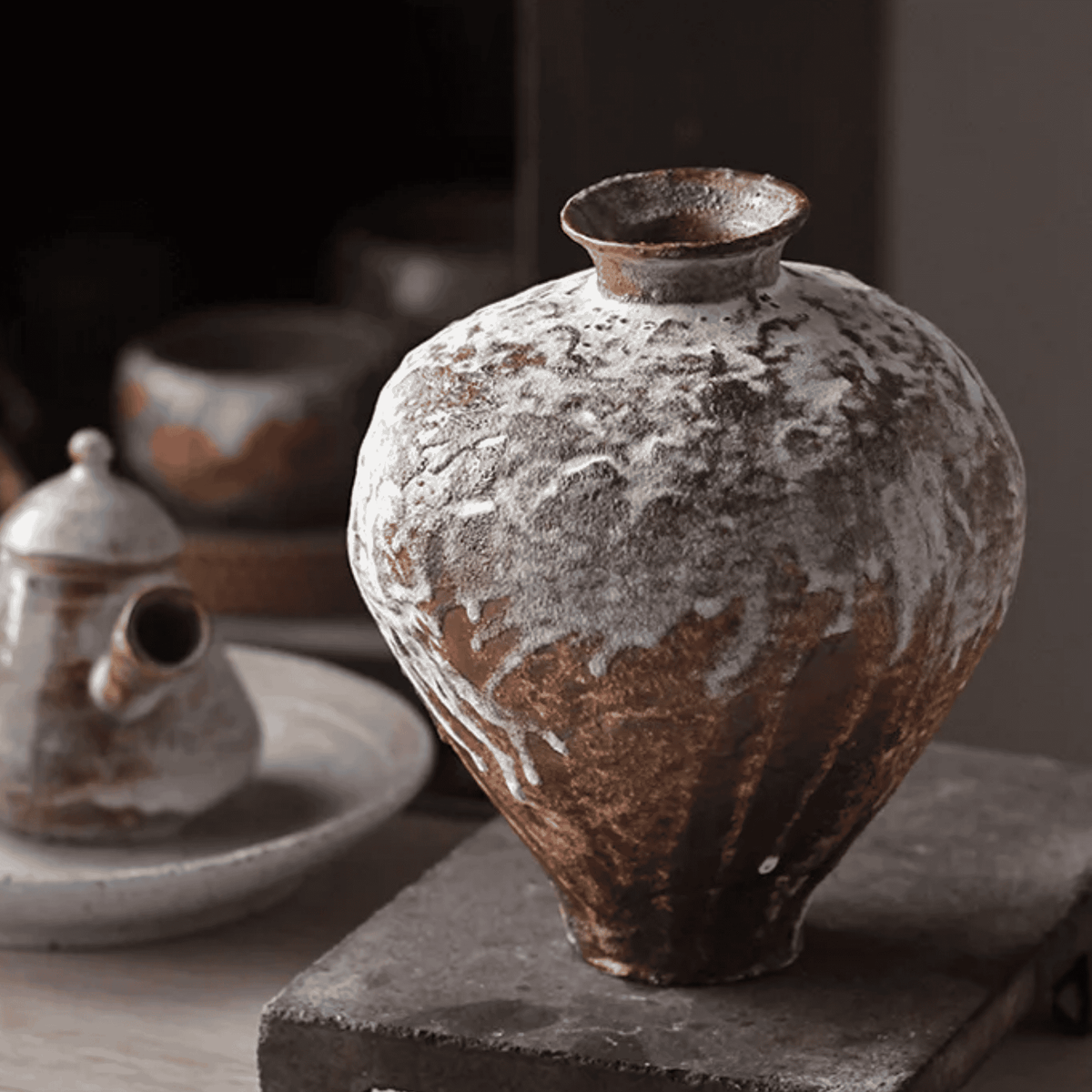 Vasija de cerámica artesanal | Jarrón decorativo con acabado patinado para un estilo minimalista