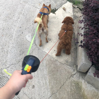 Correa retráctil doble para perros con linterna integrada y dispensador de bolsas para pasear a dos perros