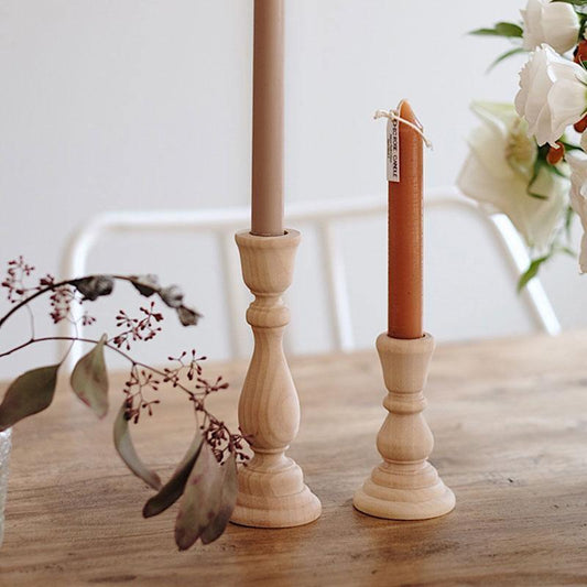 Candelabros cónicos de madera