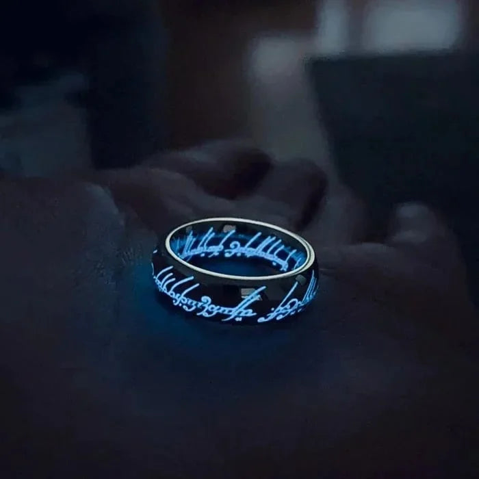 Anillo que brilla en la oscuridad con grabado en élfico: banda de fantasía luminosa autorrecargable para hombres y mujeres