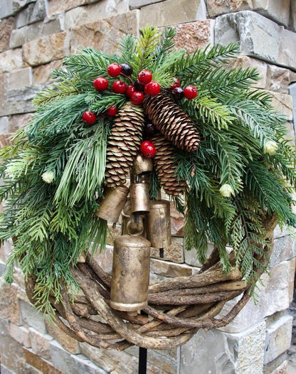 Corona rústica de invierno para puerta con cascabeles dorados, piñas y bayas: decoración estacional de estilo granja para la entrada principal o la repisa de la chimenea
