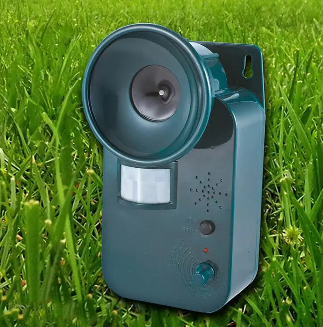 Ultrasonic Animal Repeller Outdoor Motion Sensor Pest Deterrent Device Waterproof Yard Protection for Deer Rodents Birds Battery Powered