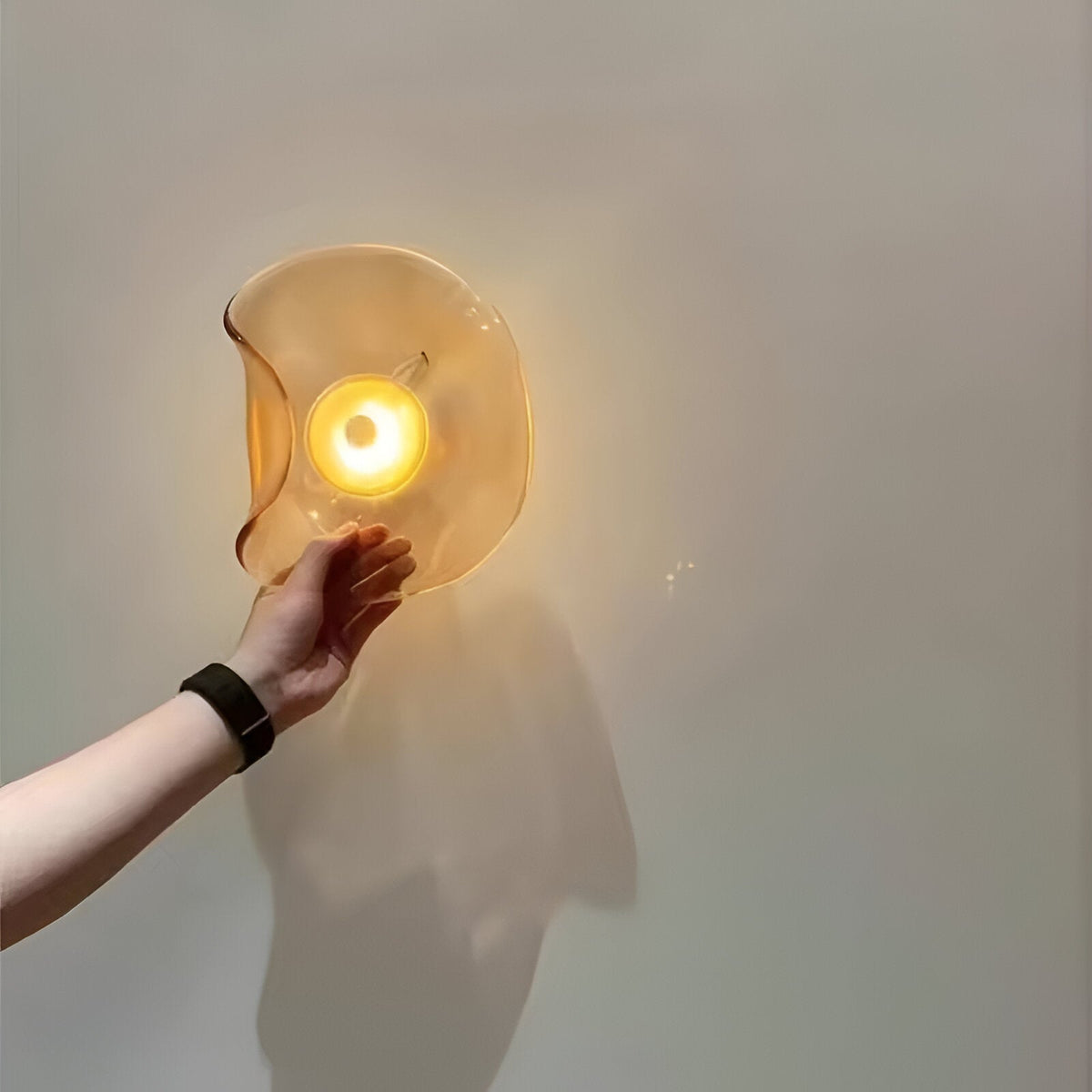 Aplique de pared curvo de vidrio con luz LED blanca cálida hacia arriba y hacia abajo para dormitorio, sala de estar, pasillo, iluminación decorativa moderna para interiores, 10 pulgadas, vidrio templado