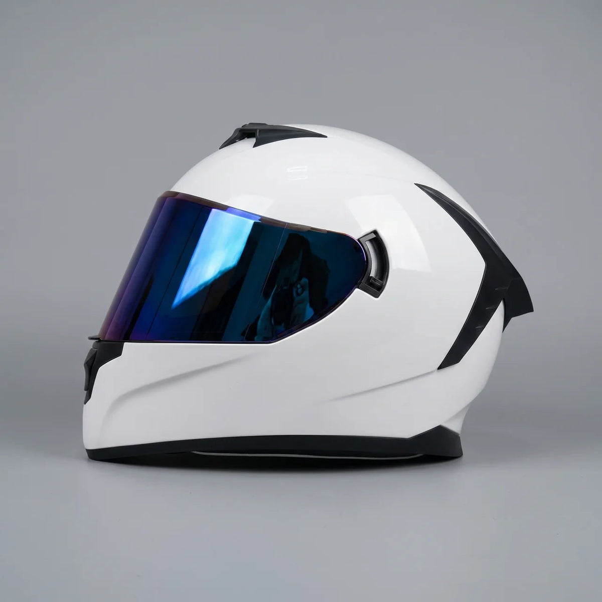 Serie de carreras | Casco de motocicleta con visera de tono azul | Diseño integral para mayor comodidad y estilo