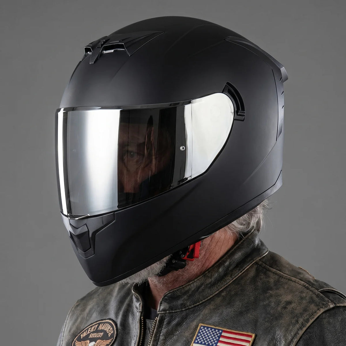 Sleek Full-Face Motorcycle Helmet with Silver Visor for Enhanced Safety and Visibility