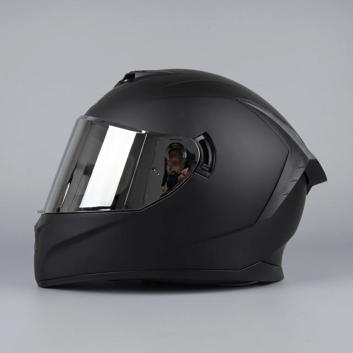 Sleek Full-Face Motorcycle Helmet with Silver Visor for Enhanced Safety and Visibility
