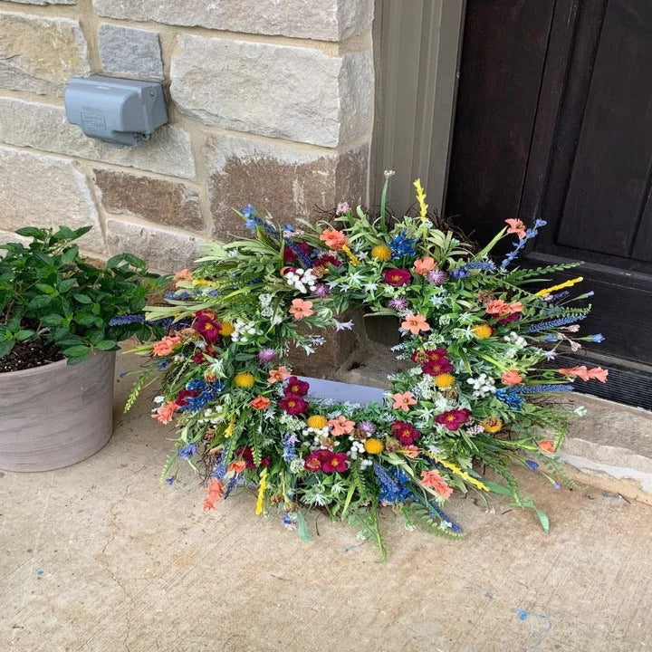 Hermosa corona floral para la decoración del hogar