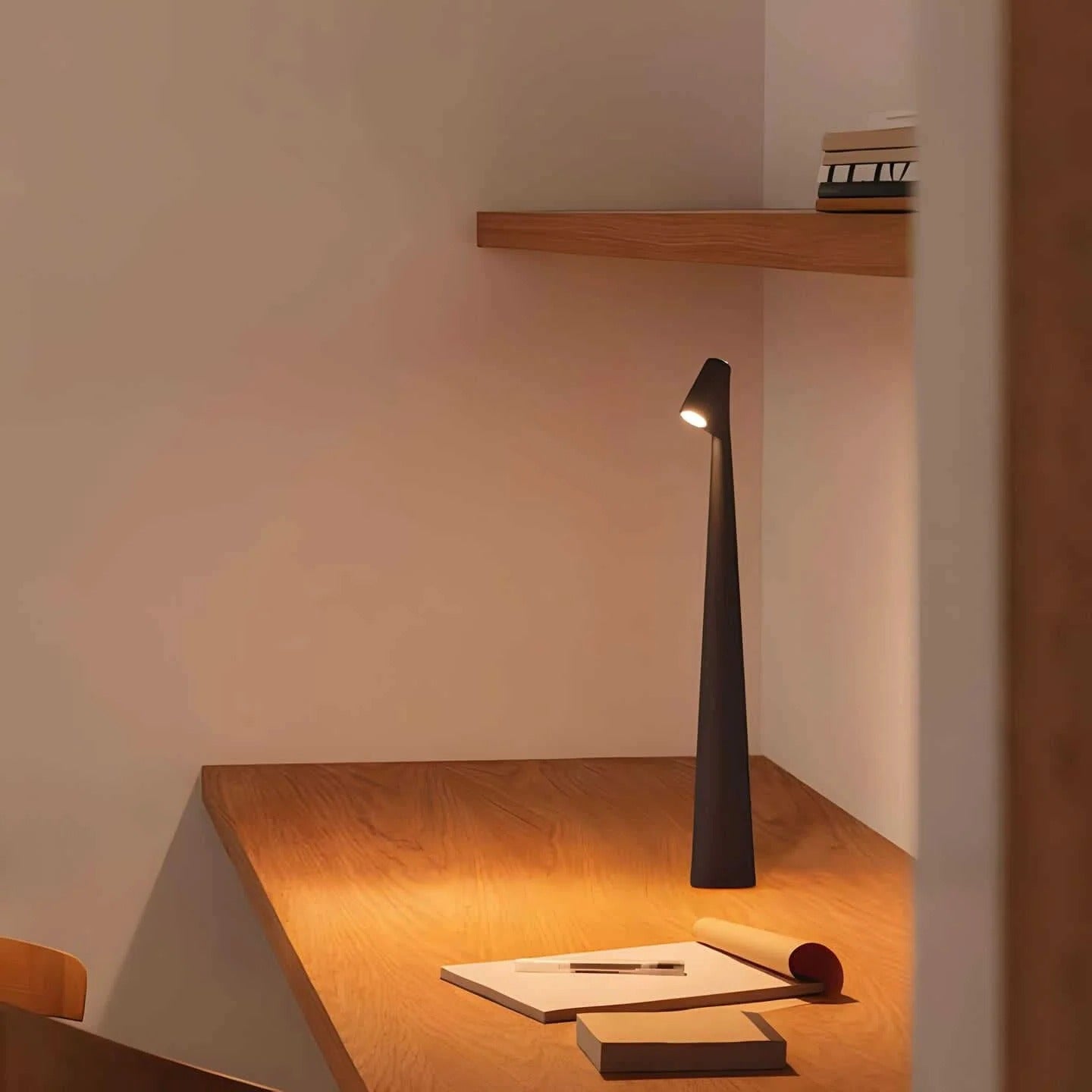 Lámpara de oficina portátil de metal con brillo ajustable y puerto USB