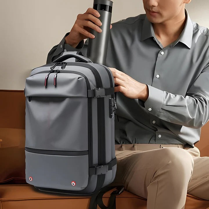 Mochila de senderismo compacta con interior organizado