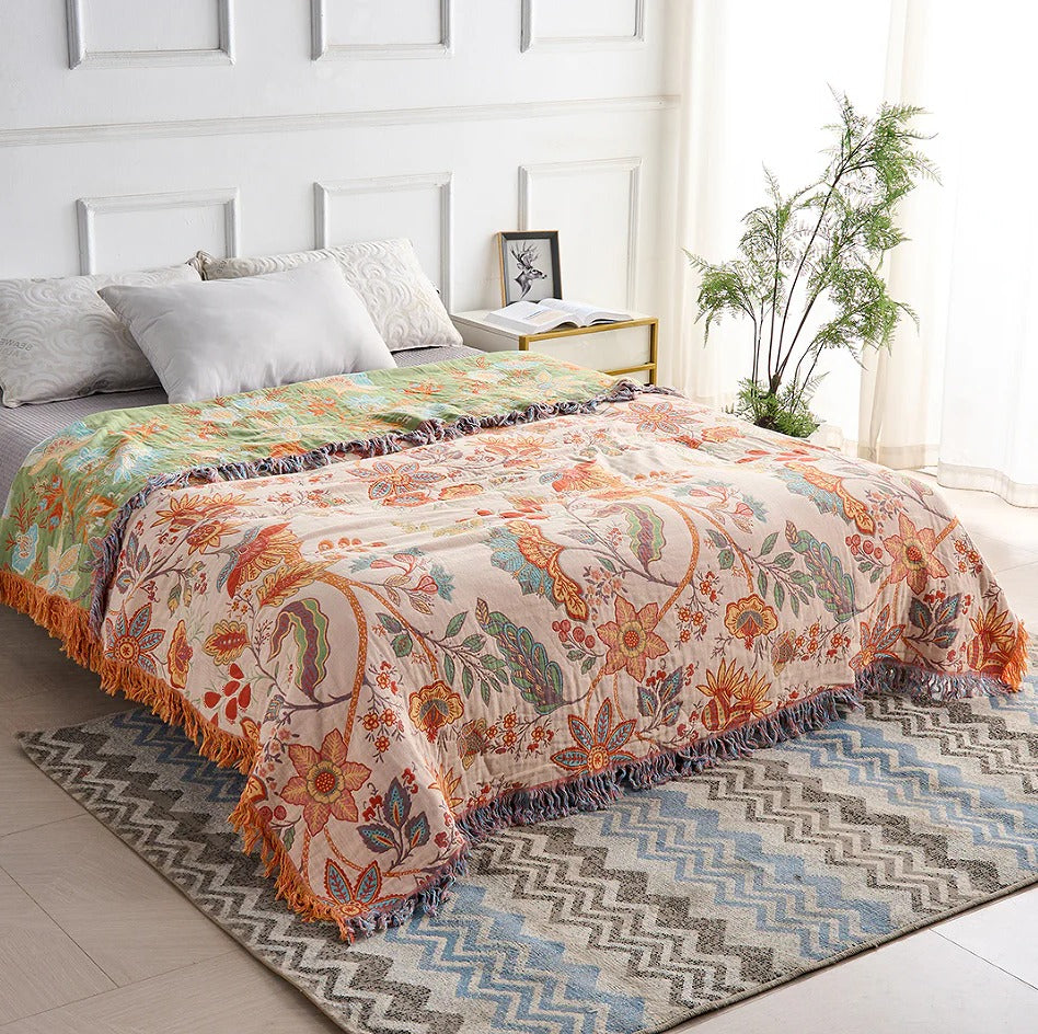 Manta floral colorida con ribete de borlas bohemias