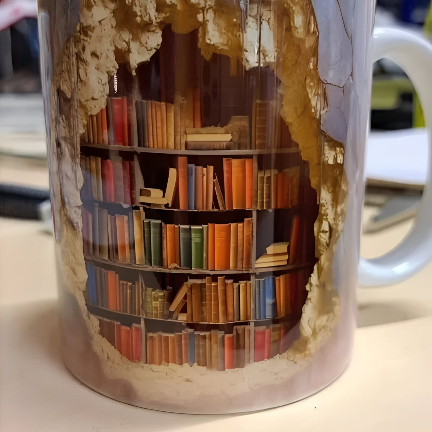 Taza de libro colorida con patrón de estantería 3D