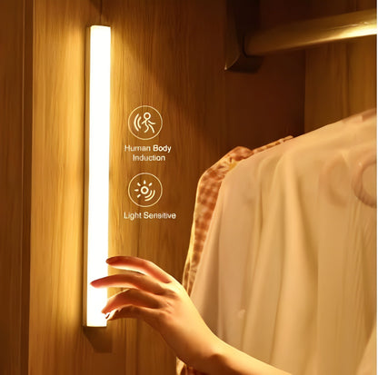 Tira LED automatizada con efecto de luz blanca cálida