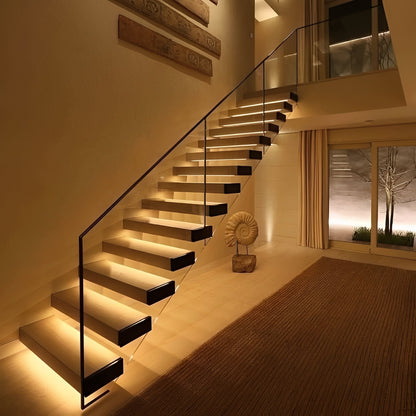 Tira LED automatizada con efecto de luz blanca cálida