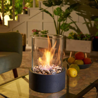 Chimenea de interior compacta con estructura de cristal y metal