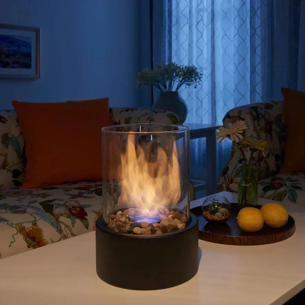 Chimenea de interior compacta con estructura de cristal y metal