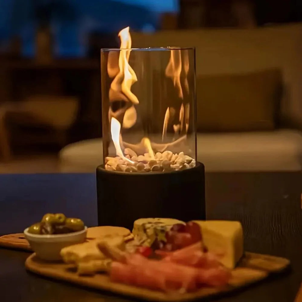 Chimenea de interior compacta con estructura de cristal y metal