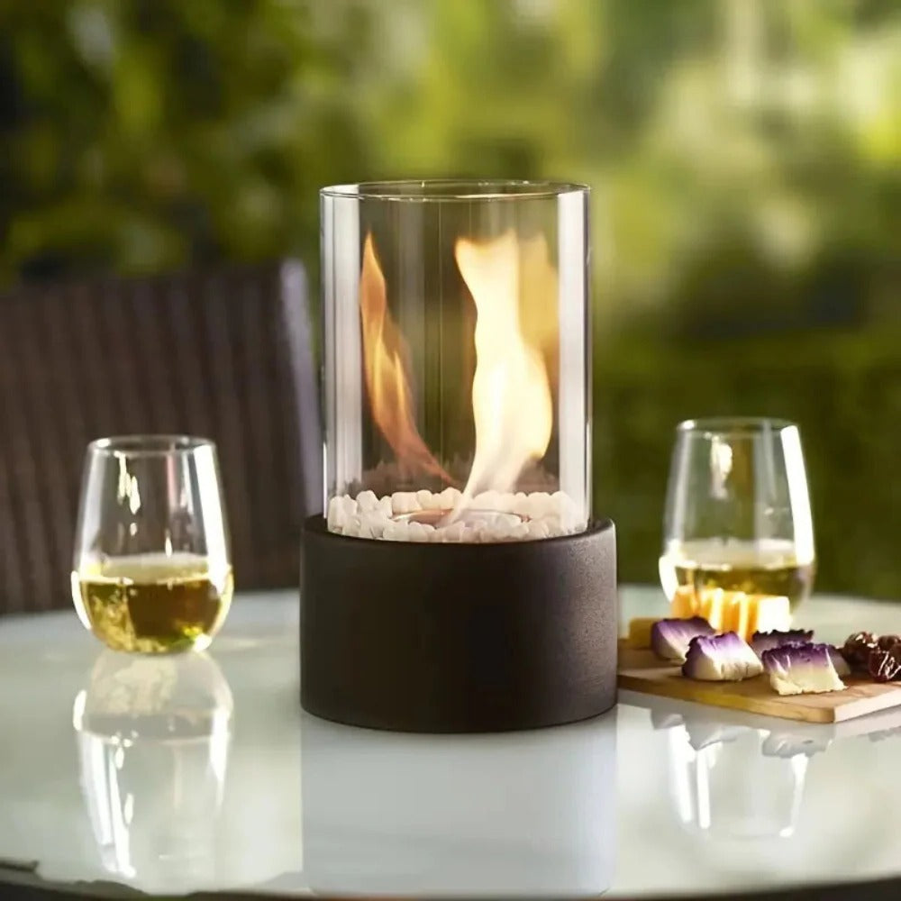 Chimenea de interior compacta con estructura de cristal y metal
