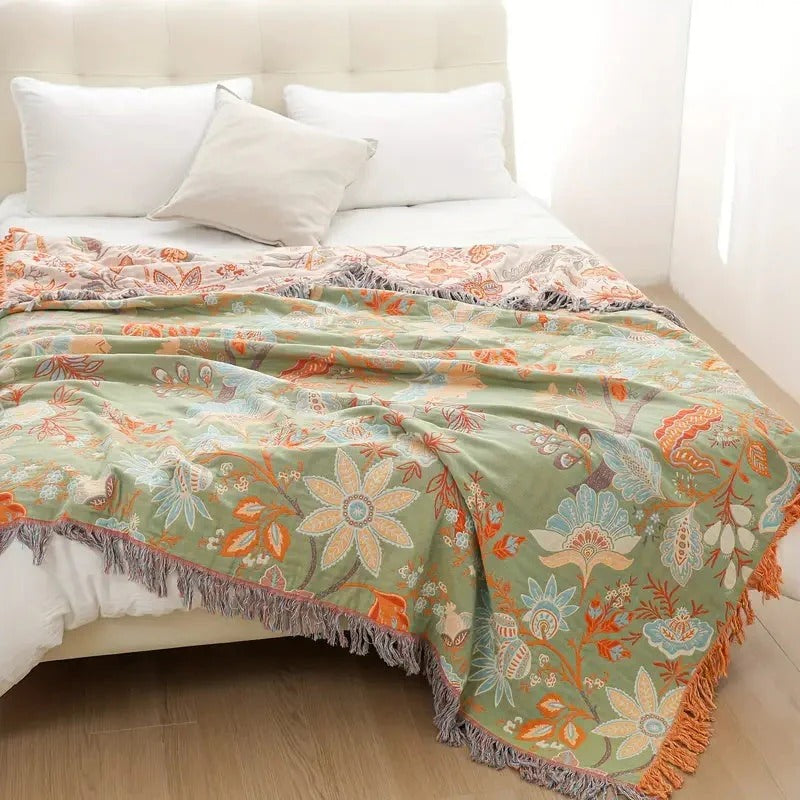 Manta floral colorida con ribete de borlas bohemias