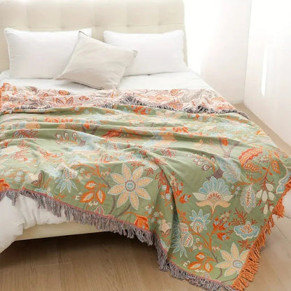Manta floral colorida con ribete de borlas bohemias