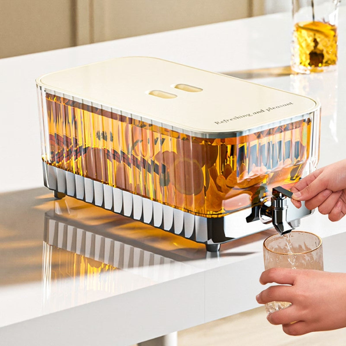 Elegante dispensador de bebidas de vidrio de 5.3 L con asa de fácil vertido