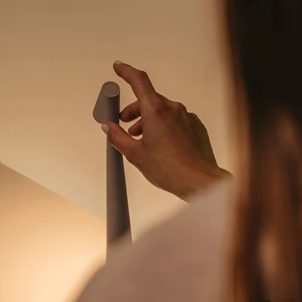 Elegante lámpara de escritorio LED, estilo moderno y sencillo
