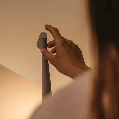 Elegante lámpara de escritorio LED, estilo moderno y sencillo
