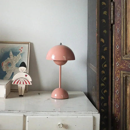Lámpara de mesa LED moderna con luz regulable y diseño elegante para un uso versátil