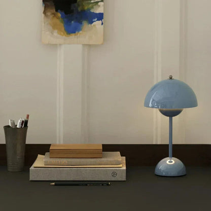 Lámpara de mesa LED moderna con luz regulable y diseño elegante para un uso versátil