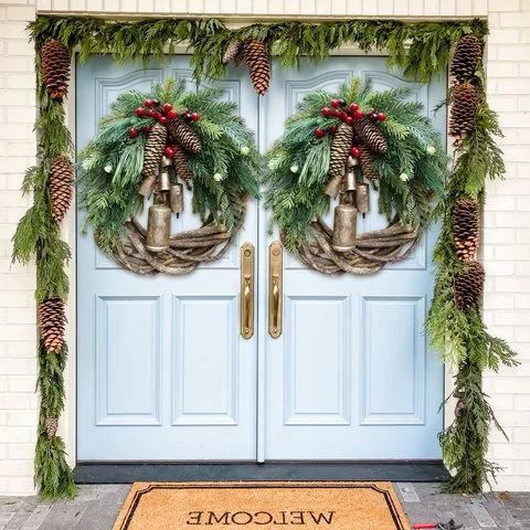 Corona rústica de invierno para puerta con cascabeles dorados, piñas y bayas: decoración estacional de estilo granja para la entrada principal o la repisa de la chimenea
