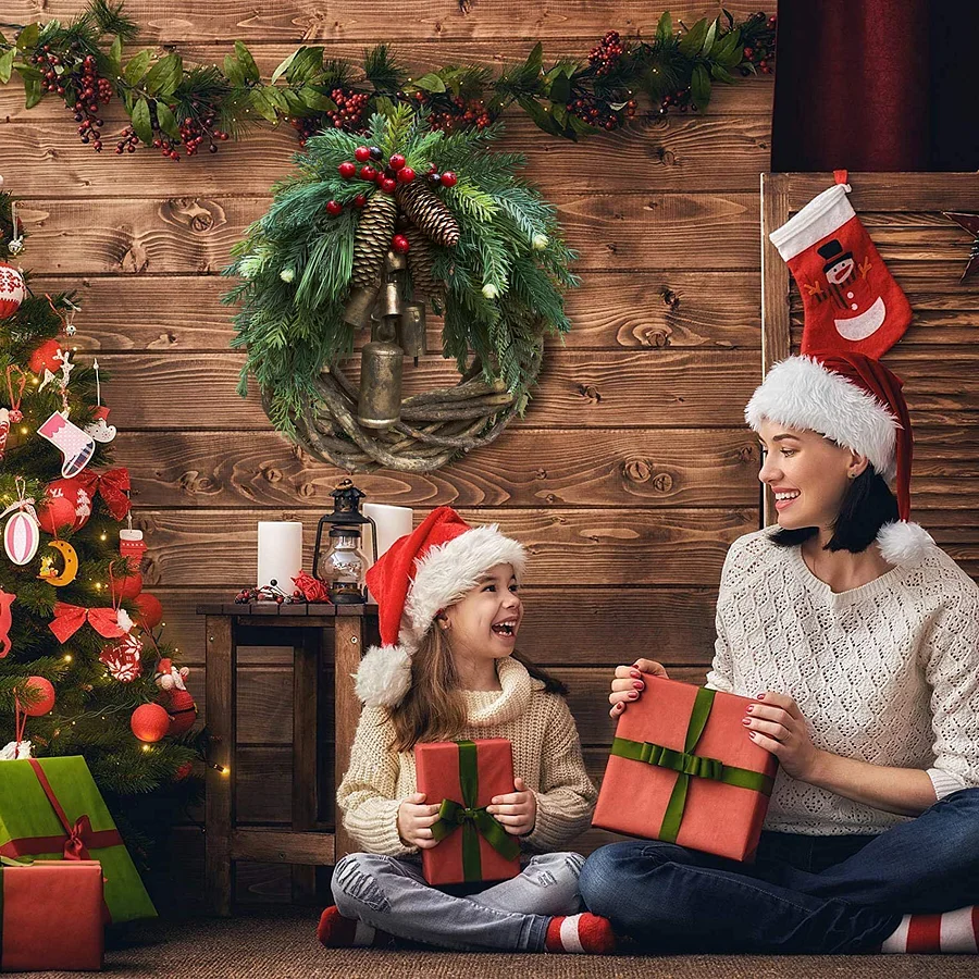 Corona rústica de invierno para puerta con cascabeles dorados, piñas y bayas: decoración estacional de estilo granja para la entrada principal o la repisa de la chimenea