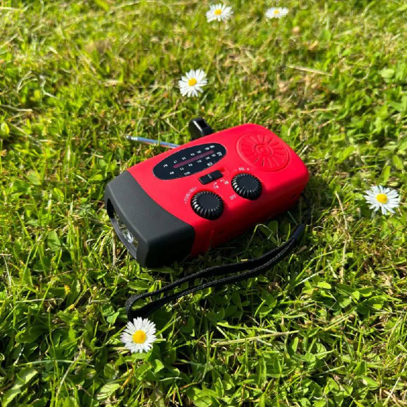 Radio AM/FM compacta con manivela y linterna