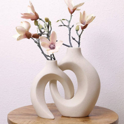 Hermoso jarrón de porcelana con motivos florales