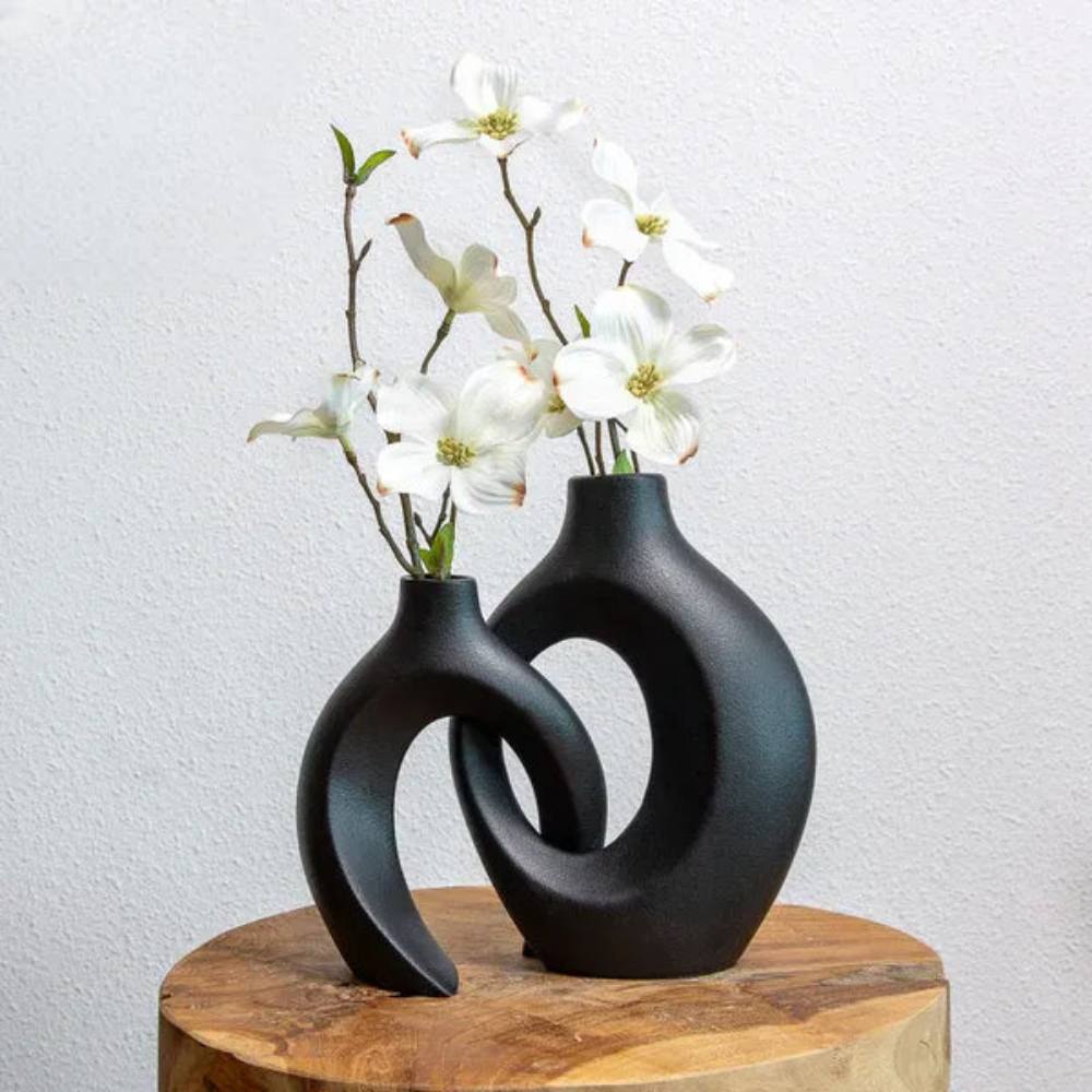 Hermoso jarrón de porcelana con motivos florales